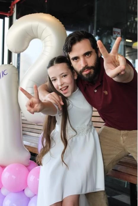 בת מצווה עם אבא ובלון 12