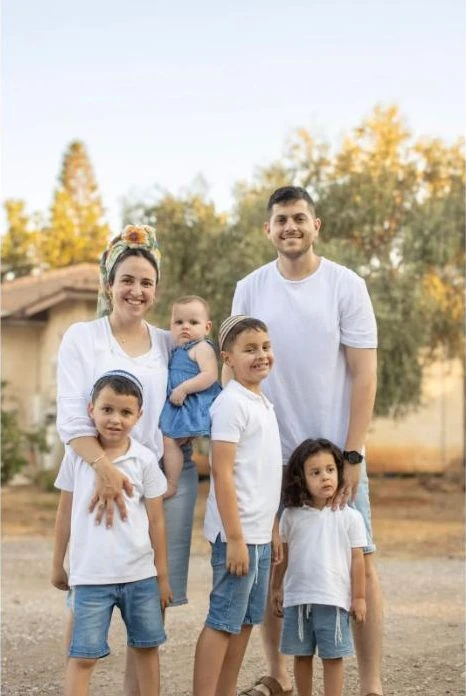 צילום משפחה בטבע בגוונים של לבן וג׳ינס