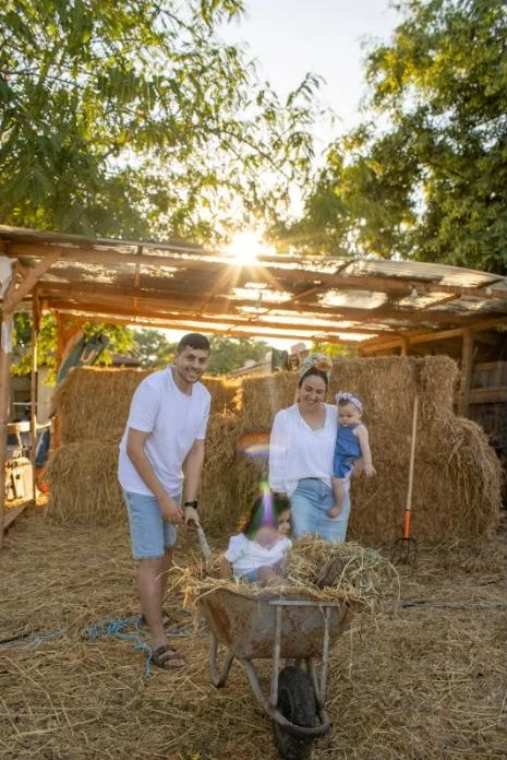 משפחה בסט החציר במשק בצפריה, באור של לפני השקיעה
